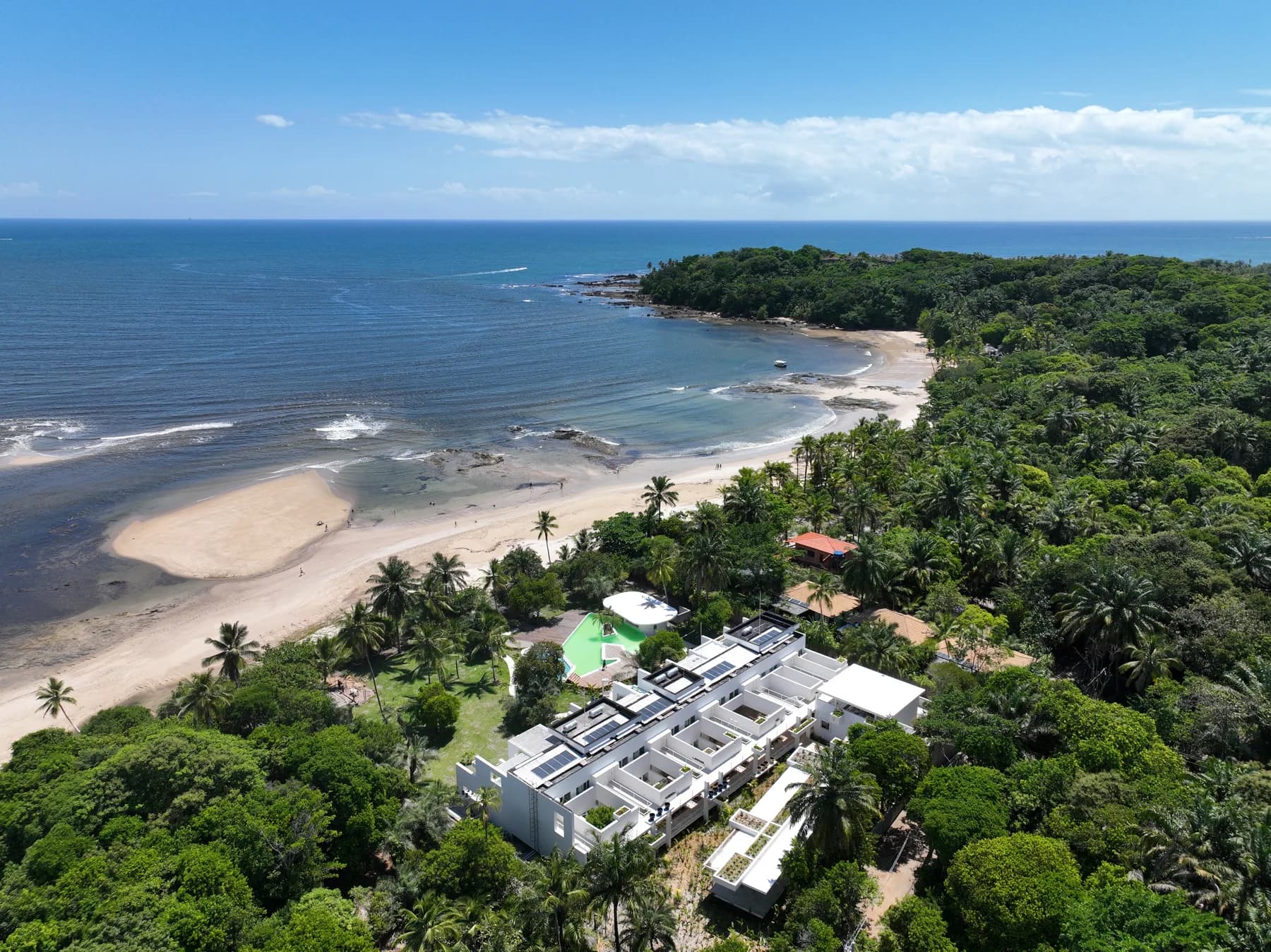 Vista aérea do litoral de Boipeba com praia, vegetação e mar ao fundo