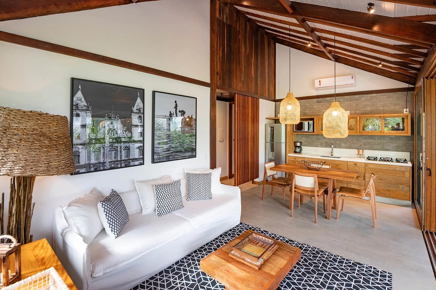Living da Residência 2 com sofá branco e cozinha integrada com mesa de jantar