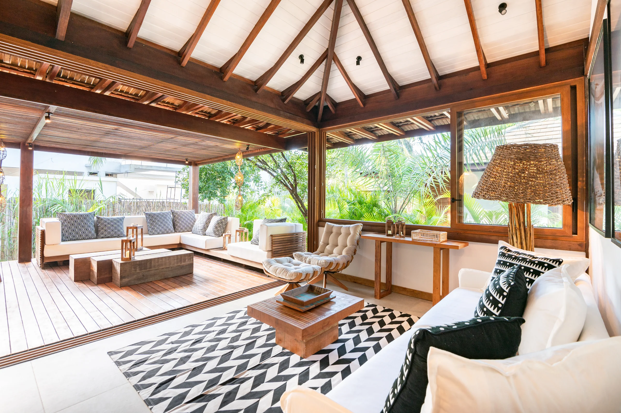 Living da Residência 4 com sofá, poltrona e abertura para a varanda e o jardim