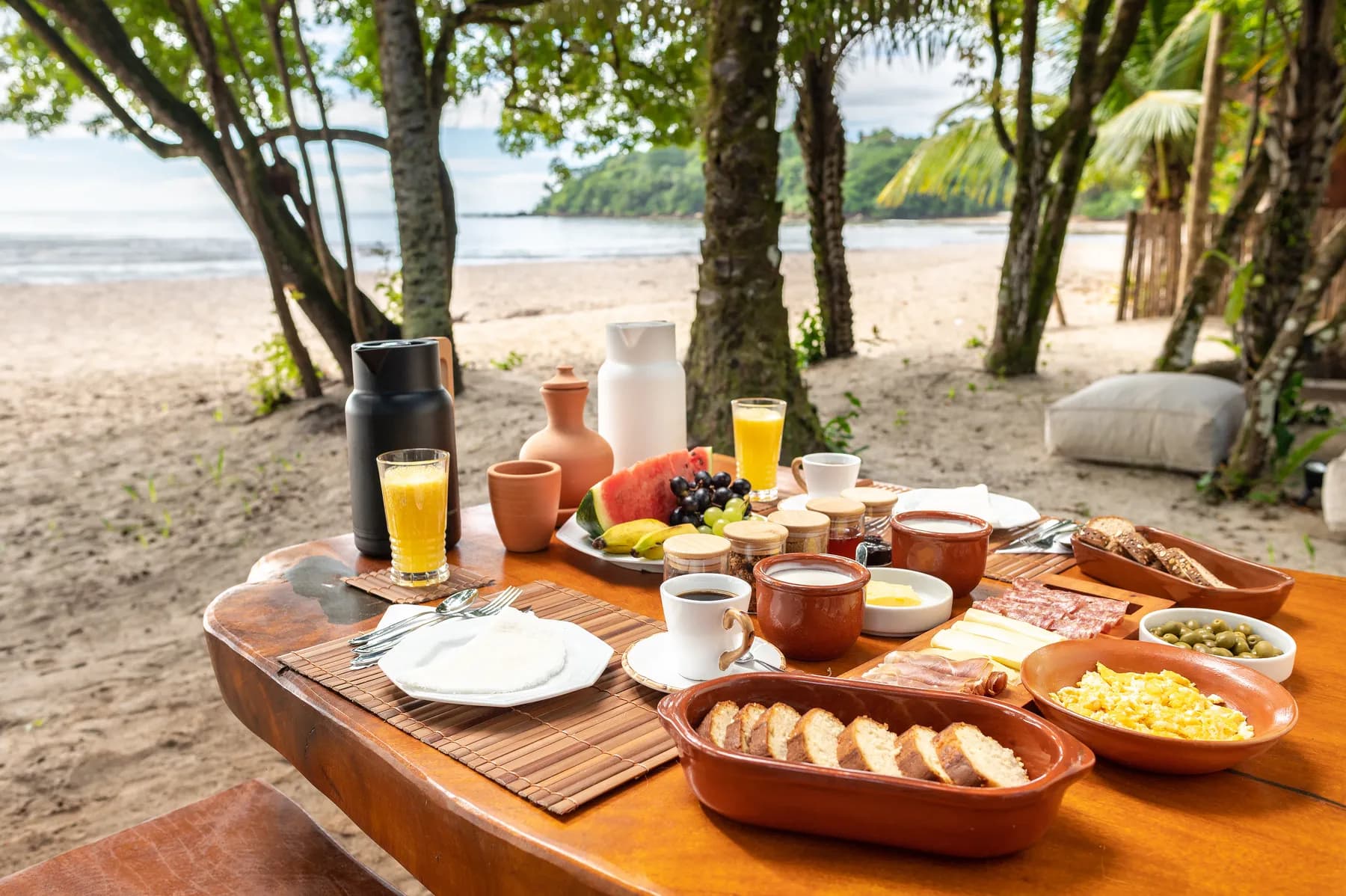Café da manhã servido diante do mar em Boipeba